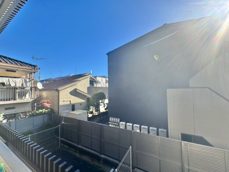 バルコニー 窓を開けると広がる青空。心をリフレッシュして日々を過ごしていきましょう。