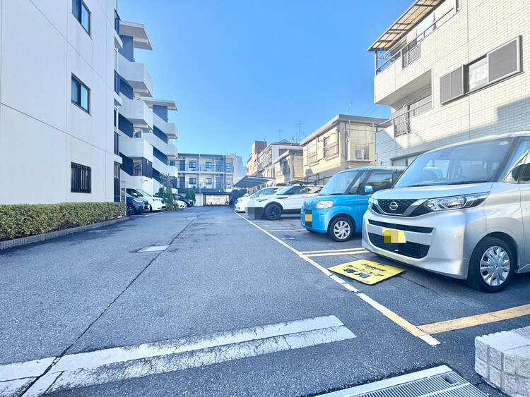 駐車場 本物件の駐車スペースです。車種制限のある場合もございますので、お気軽にお問い合わせくださいませ。