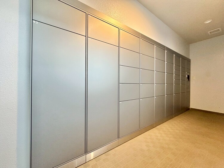 設備 外出中に活躍してくれる宅配ボックスが設置されています。家で宅配物を待たなくて済みますね。