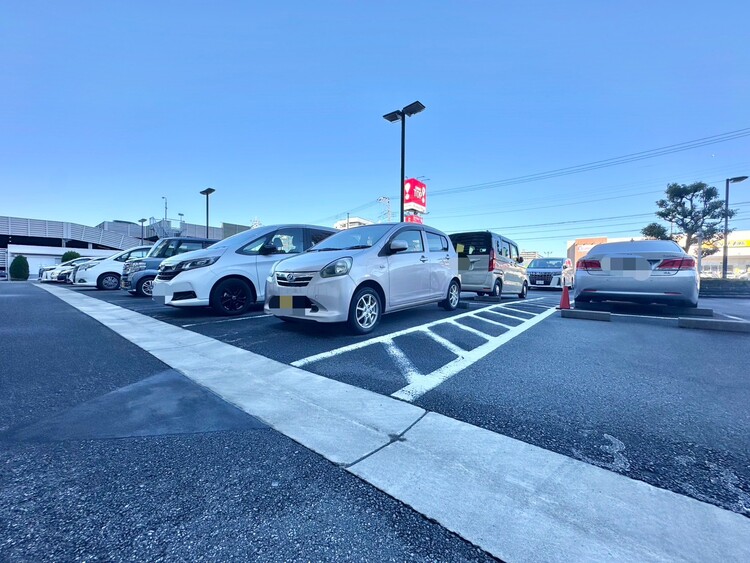 駐車場 本物件の駐車スペースです。車種制限のある場合もございますので、お気軽にお問い合わせくださいませ。