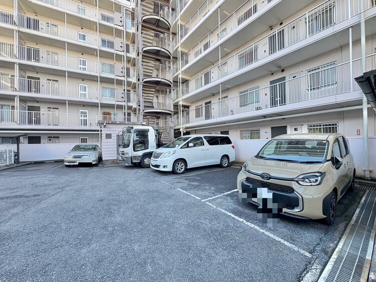 駐車場 本物件の駐車スペースです。車種制限のある場合もございますので、お気軽にお問い合わせくださいませ。