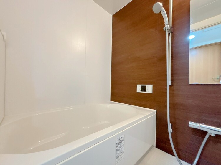 風呂 一日の疲れを癒すバスルームは、心地よいリラックスを叶える清潔感溢れる空間です。