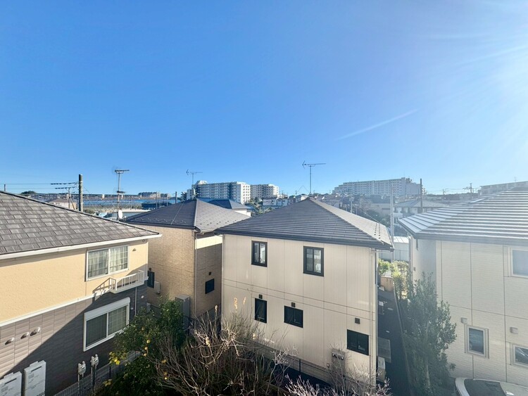 バルコニー 窓を開けると広がる青空。心をリフレッシュして日々を過ごしていきましょう。