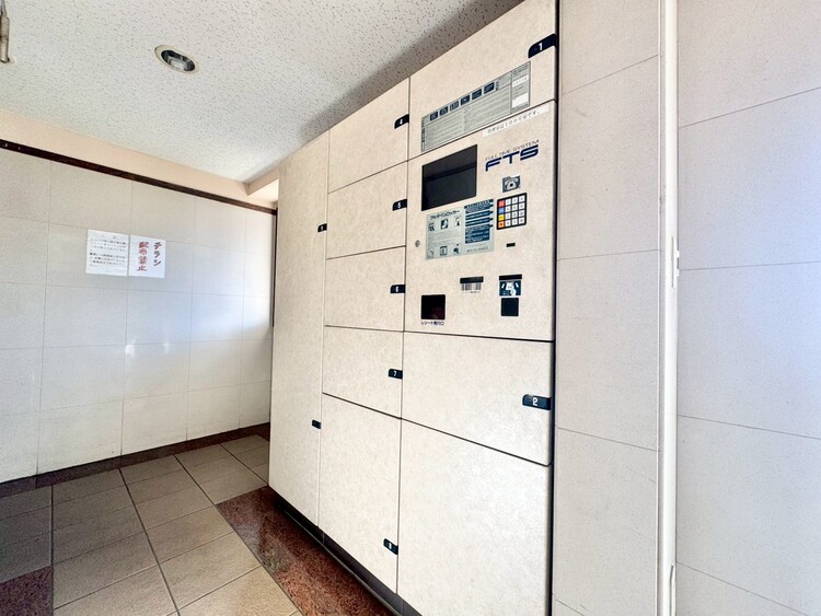 設備 外出中に活躍してくれる宅配ボックスが設置されています。家で宅配物を待たなくて済みますね。