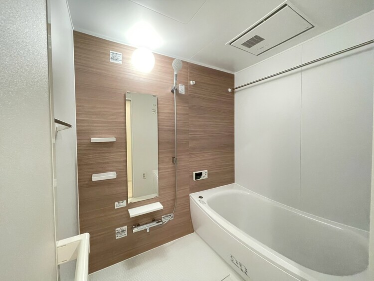 風呂 一日の疲れを癒すバスルームは、心地よいリラックスを叶える清潔感溢れる空間です。