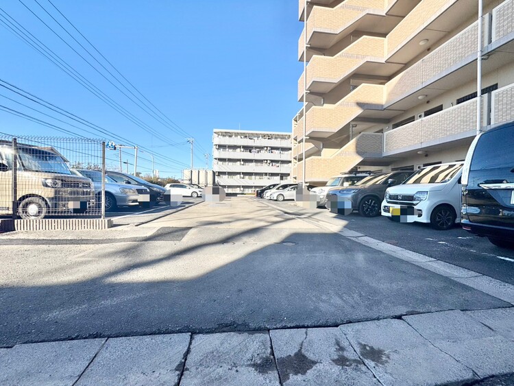 駐車場 本物件の駐車スペースです。車種制限のある場合もございますので、お気軽にお問い合わせくださいませ。