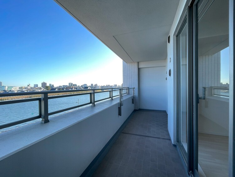 バルコニー 暮らしの中で、光と風を演出してくれるバルコニー。