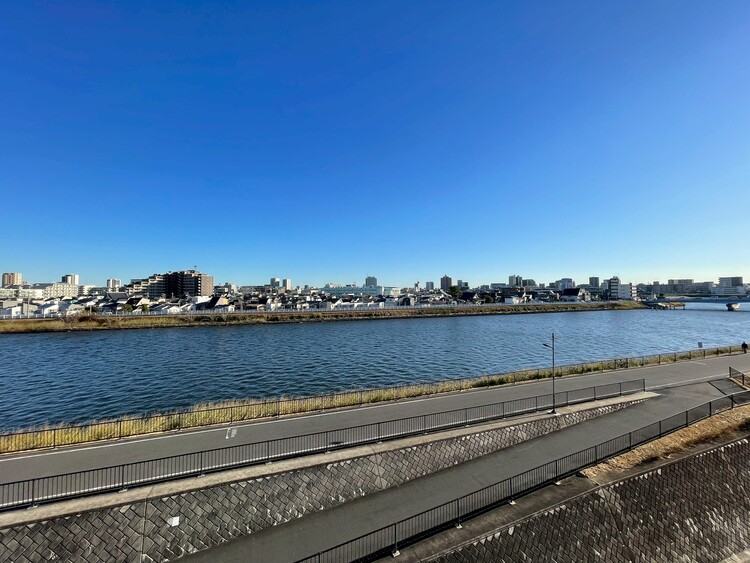 バルコニー 窓を開けると広がる青空。心をリフレッシュして日々を過ごしていきましょう。