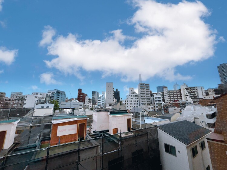 バルコニー 窓を開けると広がる青空。心をリフレッシュして日々を過ごしていきましょう。