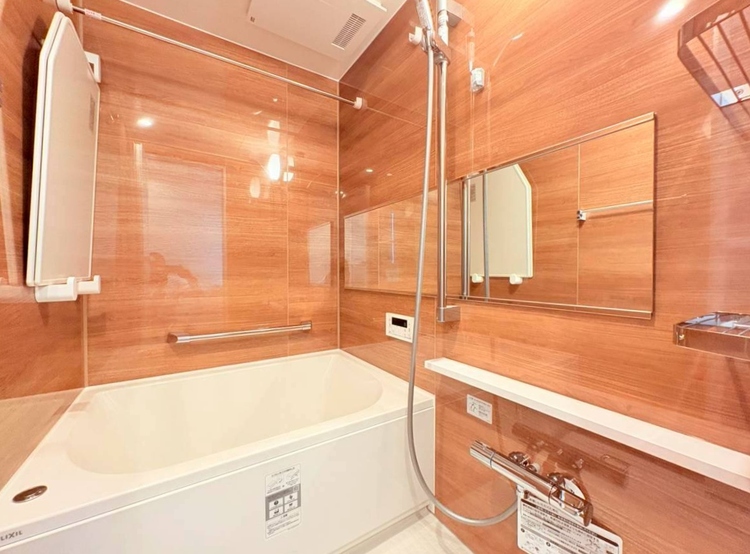 風呂 一日の疲れを癒すバスルームは、心地よいリラックスを叶える清潔感溢れる空間です。