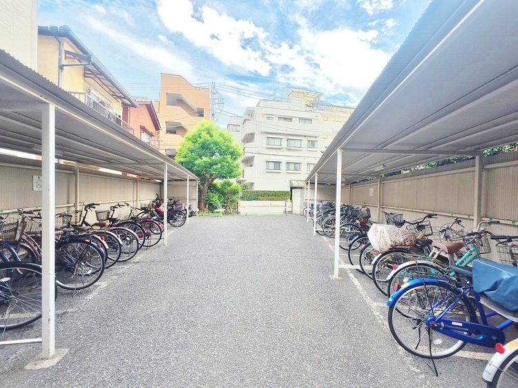 設備 きちんと整備された駐輪場。住む方の心遣いが感じられます。