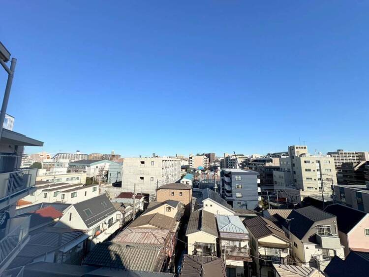 バルコニー 窓を開けると広がる青空。心をリフレッシュして日々を過ごしていきましょう。