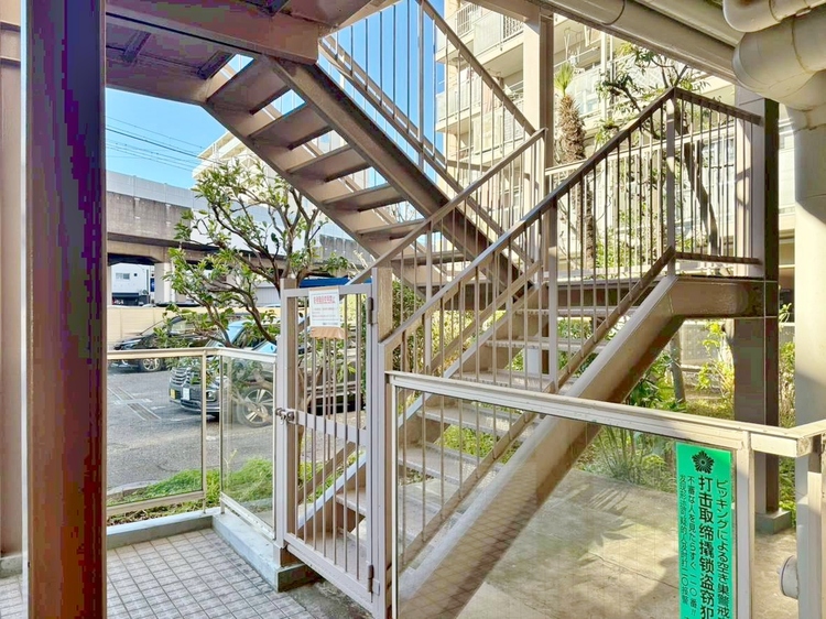 その他 落ち着いた雰囲気の階段。手すりも常設しているので、ゆったりお使いになれます。