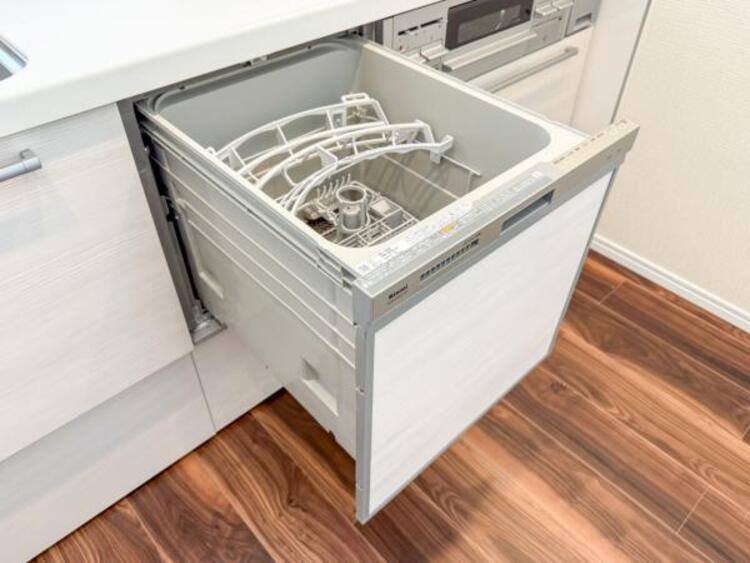 設備 食器洗浄乾燥機を標準装備。作動中は他の家事を並行して進めることができ、家事の時短と負担軽減につながります。高温、高圧水流で洗浄するため、除菌・消臭効果が期待でき、衛生面での安心感が高まります。また、手荒れの心配もなくなります。