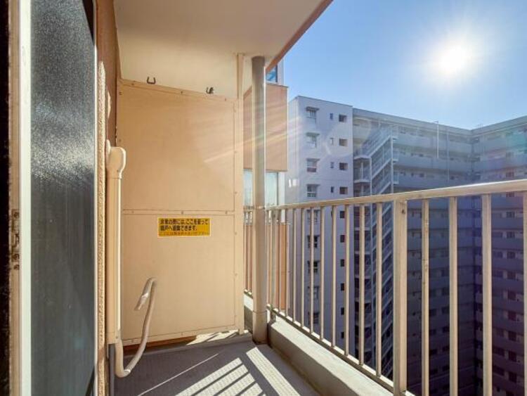 バルコニー 陽の光に照らされるバルコニーを、爽やかな涼風が吹き抜けていきます。