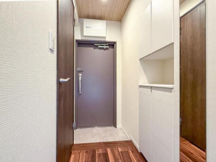 その他 シンプルで落ち着いたデザインの玄関が魅力です。