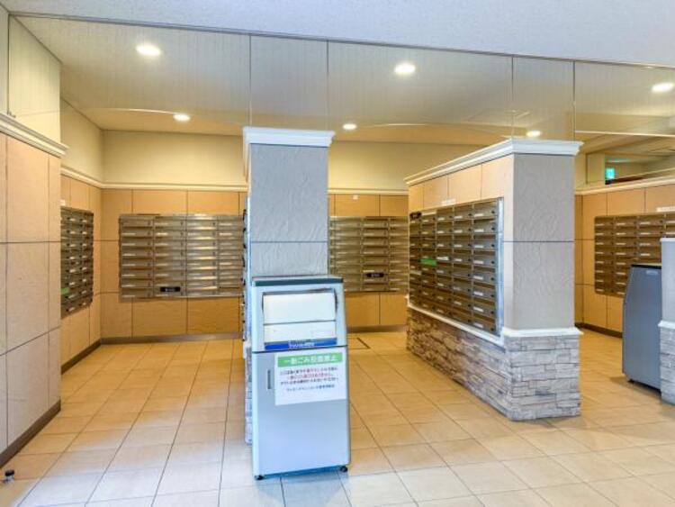 その他 エントランスに備え付けの郵便受けです。