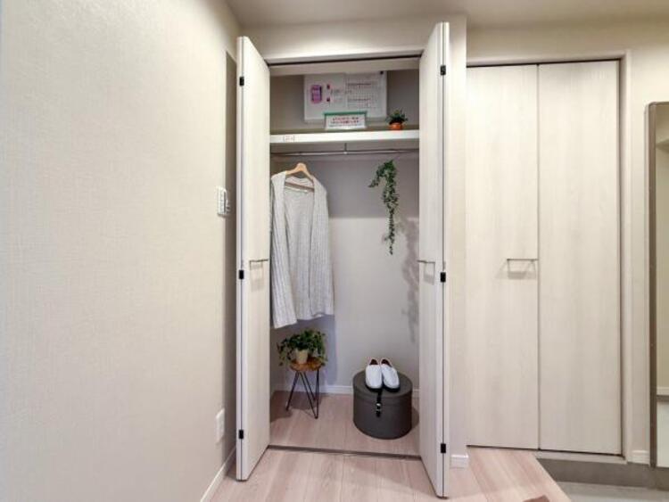 収納 【家具・小物は販売価格に含まれません】玄関にある収納スペース。空間を効率的に利用し、一日の始まりと終わりを美しく演出します。