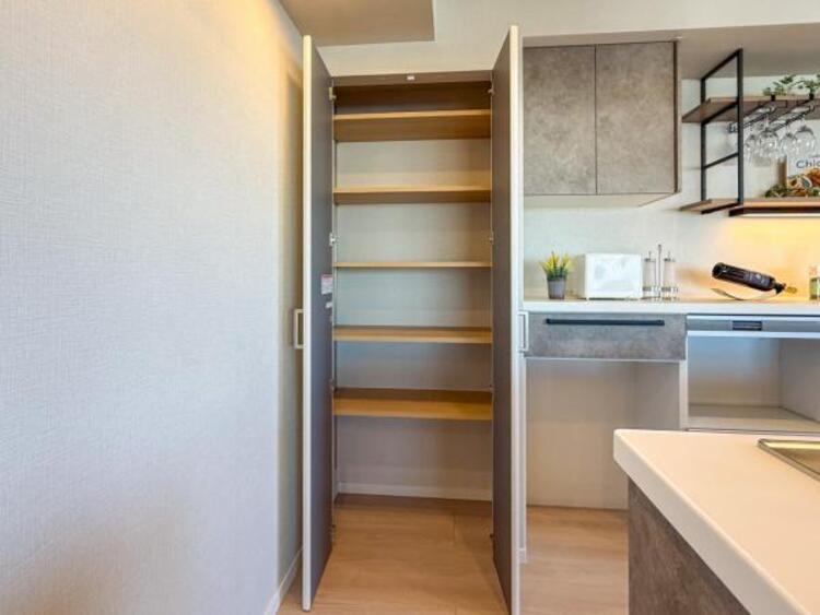 収納 キッチンにある収納スペース。ストック品など何でも収納できる嬉しい空間です。