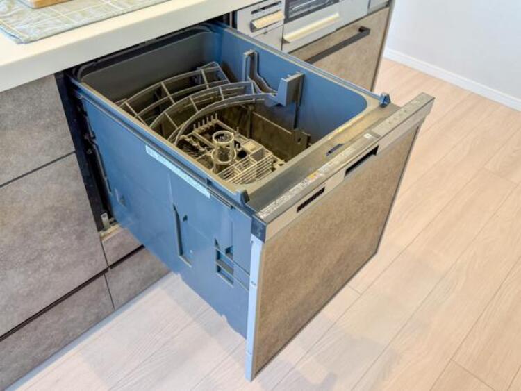 設備 食器洗浄乾燥機を標準装備。作動中は他の家事を並行して進めることができ、家事の時短と負担軽減につながります。高温、高圧水流で洗浄するため、除菌・消臭効果が期待でき、衛生面での安心感が高まります。また、手荒れの心配もなくなります。