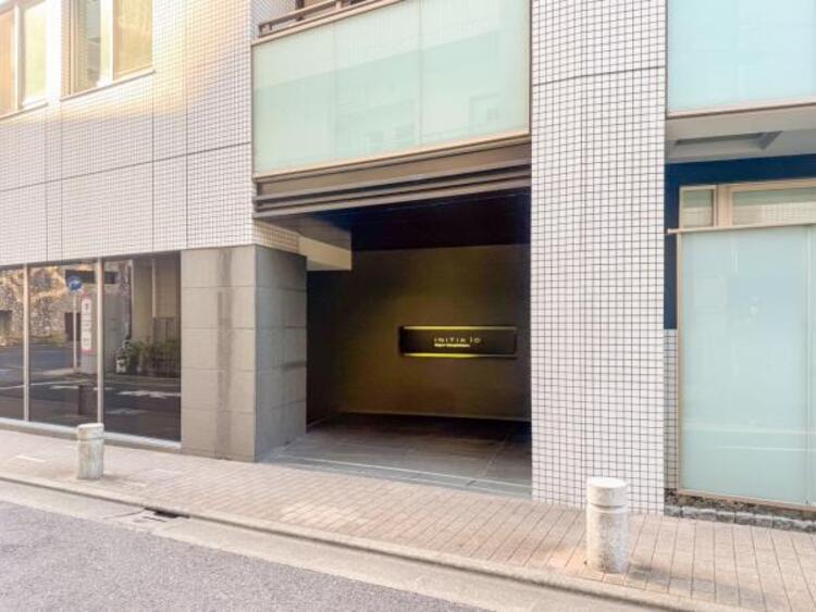 エントランス エントランスは、まさに顔となる場所。シンプルながらも格調高い雰囲気を漂わせています。