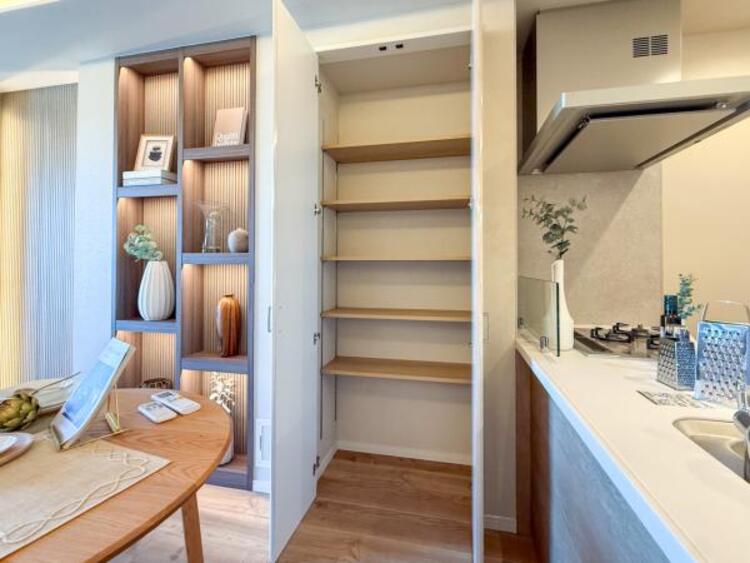収納 【家具・小物は販売価格に含まれません】リビングにある収納スペース。空間を効率的に利用し、一日の始まりと終わりを美しく演出します。