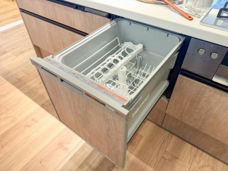 設備 食器洗浄乾燥機　食器の後片付けに便利な食器洗浄乾燥機を標準装備。ビルトインタイプなので見た目もスッキリ、特に共働き世帯のご家族には必須品です。
