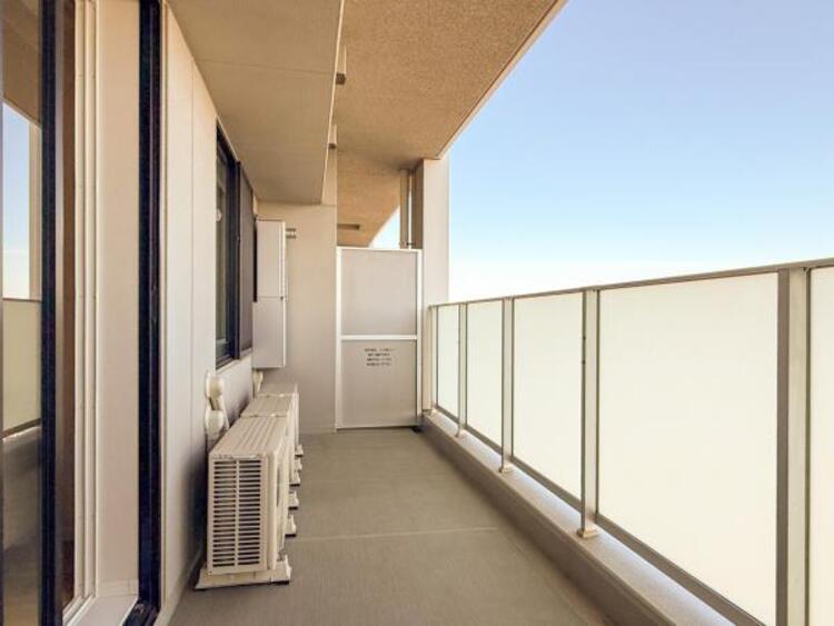 バルコニー 陽の光に照らされるバルコニーを、爽やかな涼風が吹き抜けていきます。