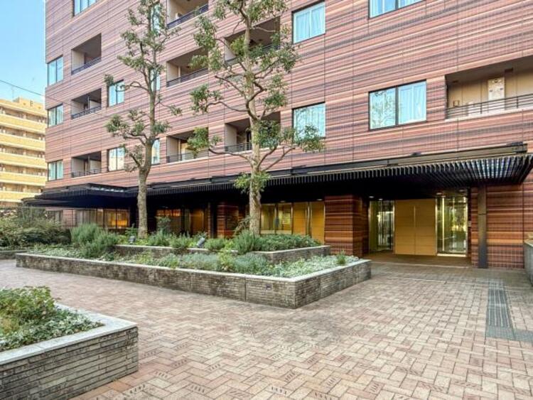 エントランス エントランスは、まさに顔となる場所。シンプルながらも格調高い雰囲気を漂わせています。