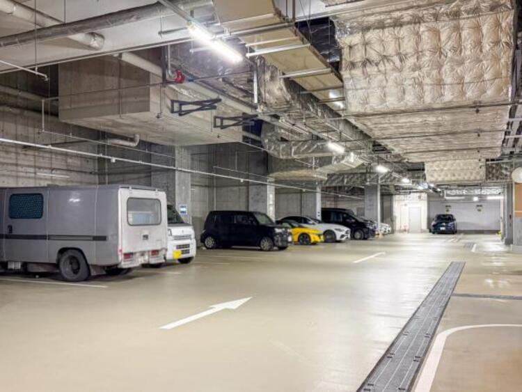 駐車場 敷地内に設けられた駐車スペース。