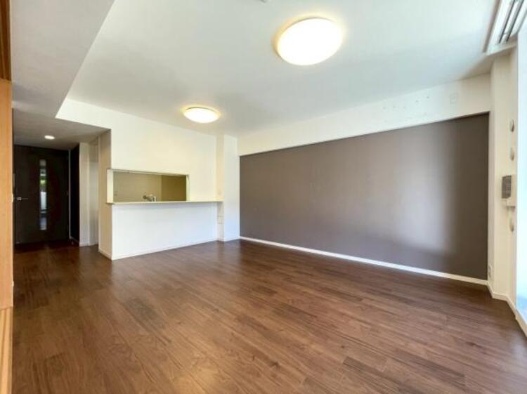 居間 光と風があふれる開放的なリビングダイニングには自然と家族みんなが集まってきます。