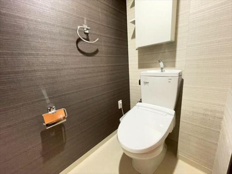 トイレ 清潔感溢れるトイレ。落ち着いた空間で安らぎのひとときをお過ごしいただけます。