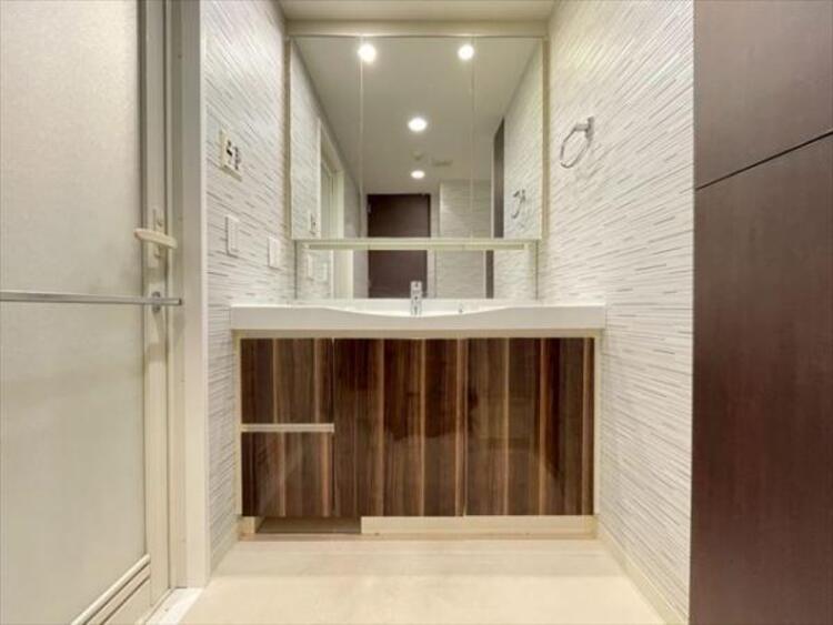 洗面 清潔感のあるワイドな洗面台は収納力もあり、いつでもすっきりとした洗面室に。