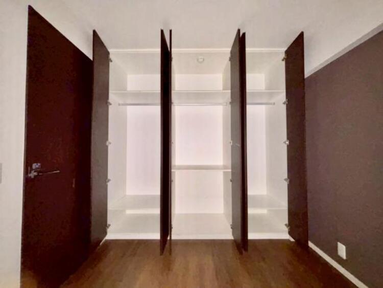 収納 普段使わない季節用品やトランクなど、大きなものもラクラク収納できます。