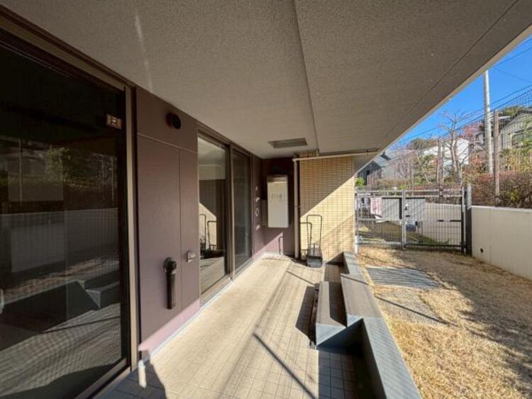 バルコニー 陽の光に照らされるバルコニーを、爽やかな涼風が吹き抜けていきます。