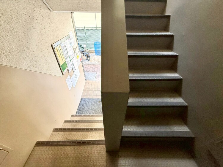 その他 共用部の階段です。明るく清潔に管理されています。