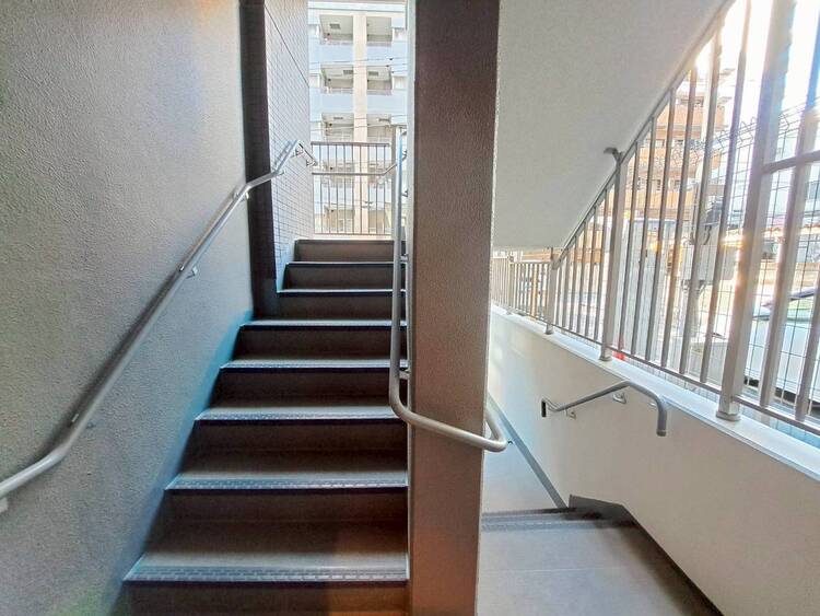 その他 共用部の階段です。明るく清潔に管理されています。