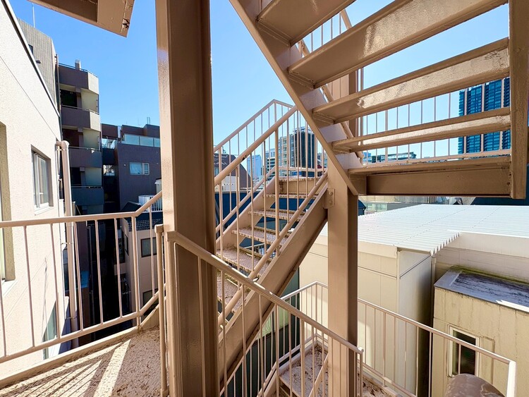 その他 共用部の階段です。明るく清潔に管理されています。