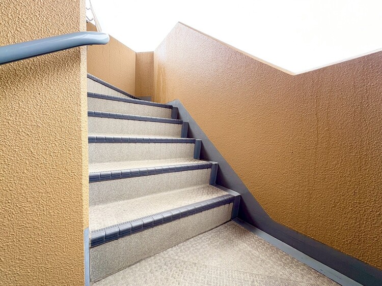 その他 共用部の階段です。明るく清潔に管理されています。