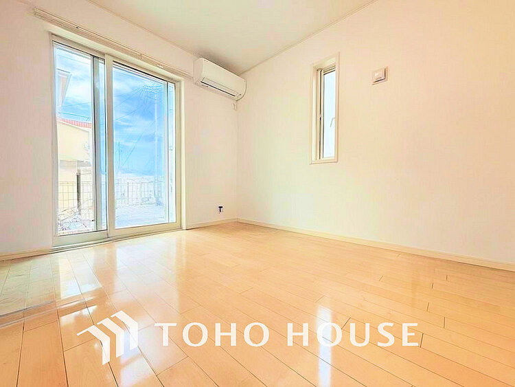 内装 採光もある洋室は、くつろぎのひと時を過ごすのにぴったり(現地には家具があります)