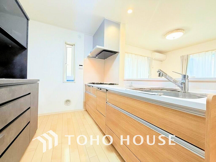 キッチン シンプルな部屋の雰囲気に溶け合うナチュラルキッチン(現地には家具があります)