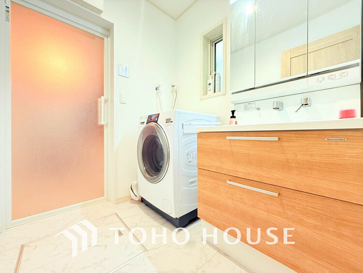 洗面 洗面台には三面鏡を採用。身だしなみを整えやすく収納量も良好です