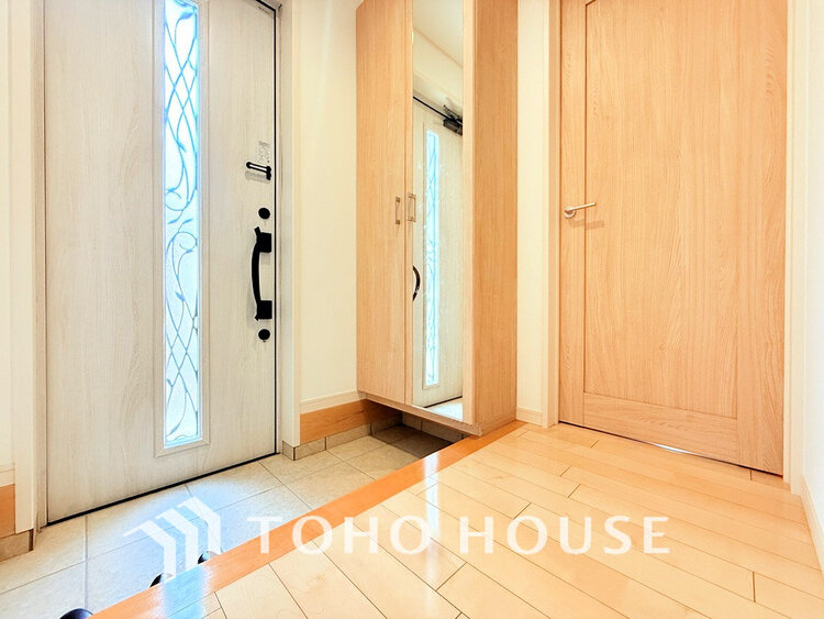 玄関 飾リ過ぎないシンプルな内装と偏り過ぎないデザインの玄関