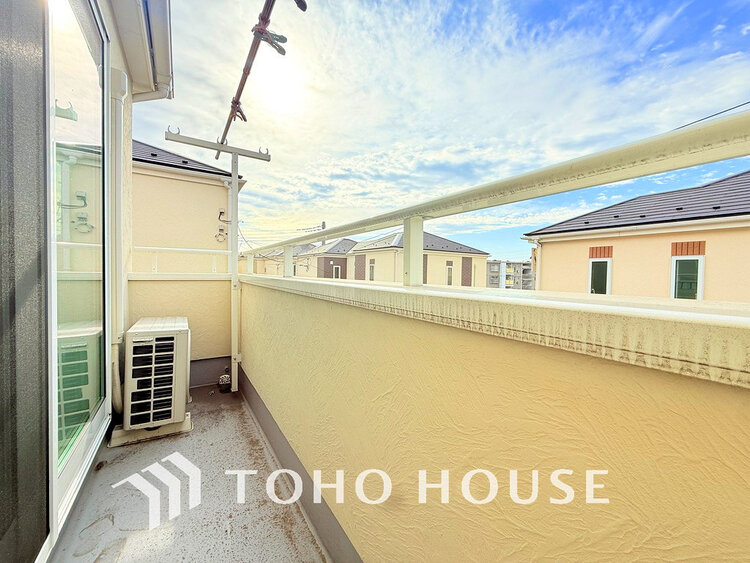 バルコニー 日当たりの良いバルコニーで晴れの日の洗濯物も楽しみになりますね