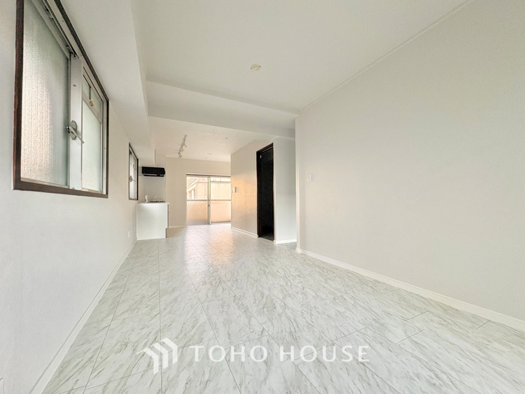 内装 ここにはみんなが集い、食事と楽しい会話が始まる。話に夢中になりすぎて、ついつい時を忘れ夜半過ぎになってしまう。そんな束の間の幸せを感じさせてくれる場所でありたい。