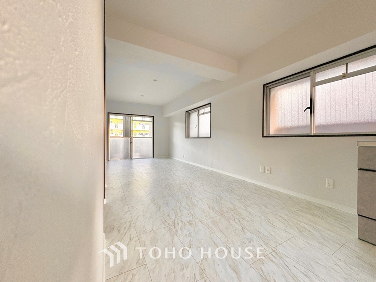 内装 堂々とした広さを誇るリビングは、優雅な開放感と安心感を兼ね備えた上質な空間。ご家族の時間を一層贅沢に演出します。