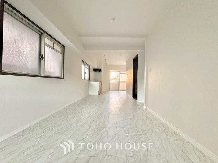 内装 明るく大きなリビングは、家族の安心と快適を育む空間。のびやかな広さが毎日の暮らしをより豊かに彩ります。