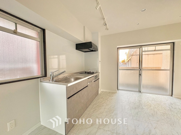 キッチン 時を超えて愛されるデザインが、日常を特別なひとときへと昇華させます。この場所から、心満たされる豊かな食卓が始まります。