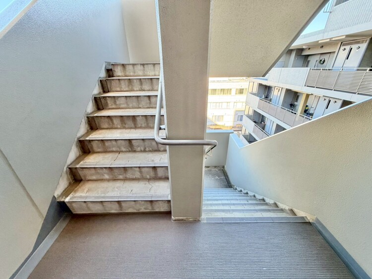 その他 共用部の階段です。明るく清潔に管理されています。
