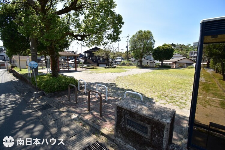 周辺 天神山公園【天神山公園】鹿児島市吉野町にある公園です。広場、遊具、トイレ、東屋、公衆電話あり 徒歩 約3分（約220m）